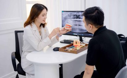 Bác sĩ Nguyễn Lê Hoài Chăm tư vấn nha khoa bằng mô hình răng tại Lavener Dental